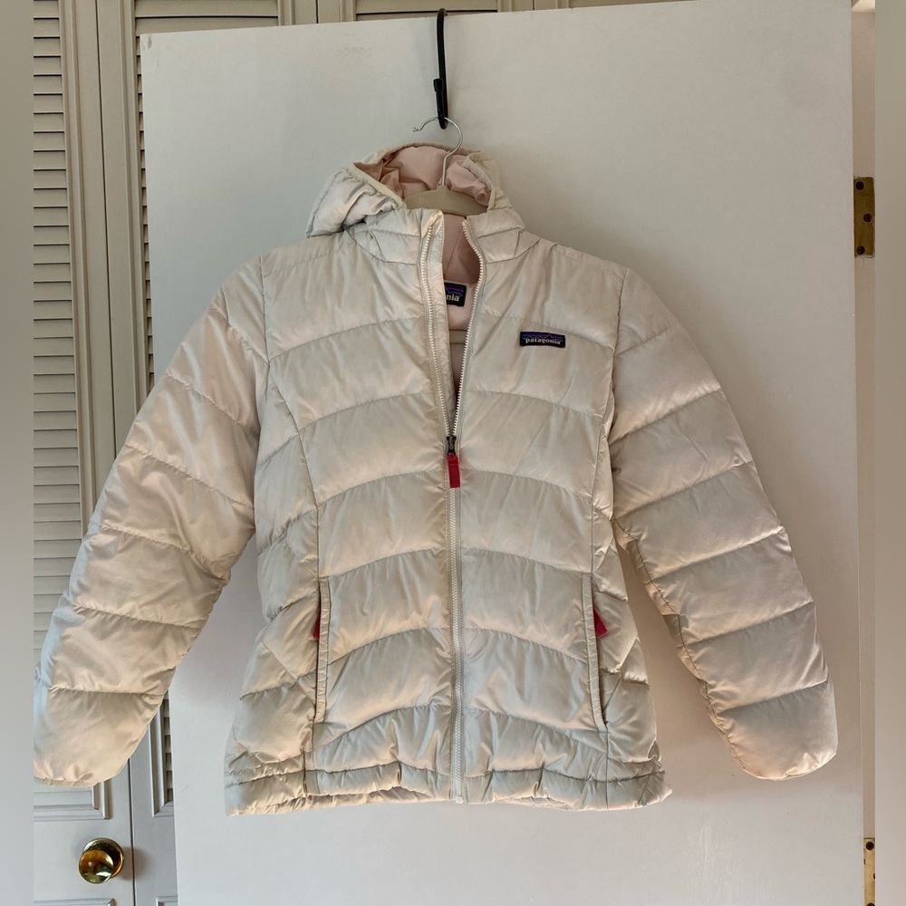 Patagonia Kids’ Hi-Loft Down Sweater Hoody White with pink liner. Size Large 12.